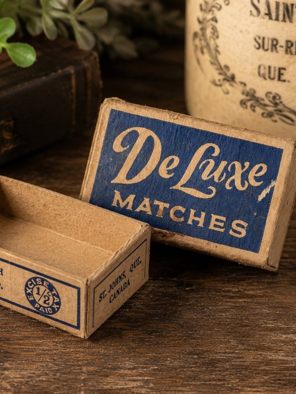 Vintage DeLuxe Matches Box Commonwealth Match Co Quebec Canada